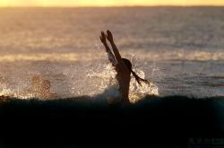 爱游戏下载-英国游泳选手潇洒登场，一路领先