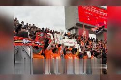 爱游戏体育-球员在比赛中英勇奋战，获得观众认可