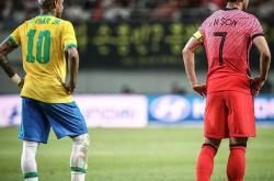 爱游戏在线-足球赛场：球员们全神贯注为胜利而战