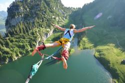 爱游戏大厅-北欧寒冰与南美烈焰，楚阿梅尼的里程碑之夜，如何照亮足球的永恒对抗