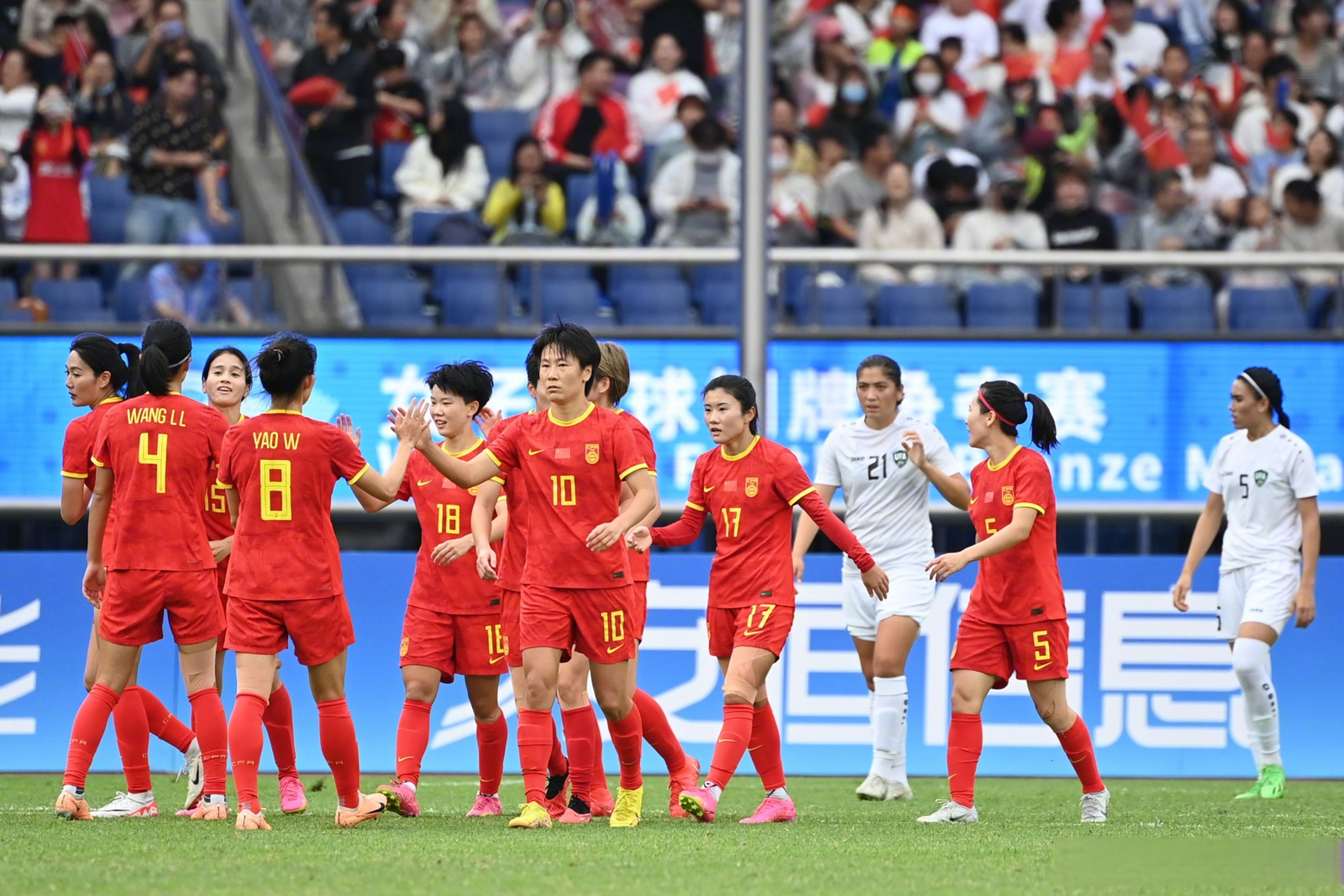 亚洲杯女足决赛，现场气氛热烈