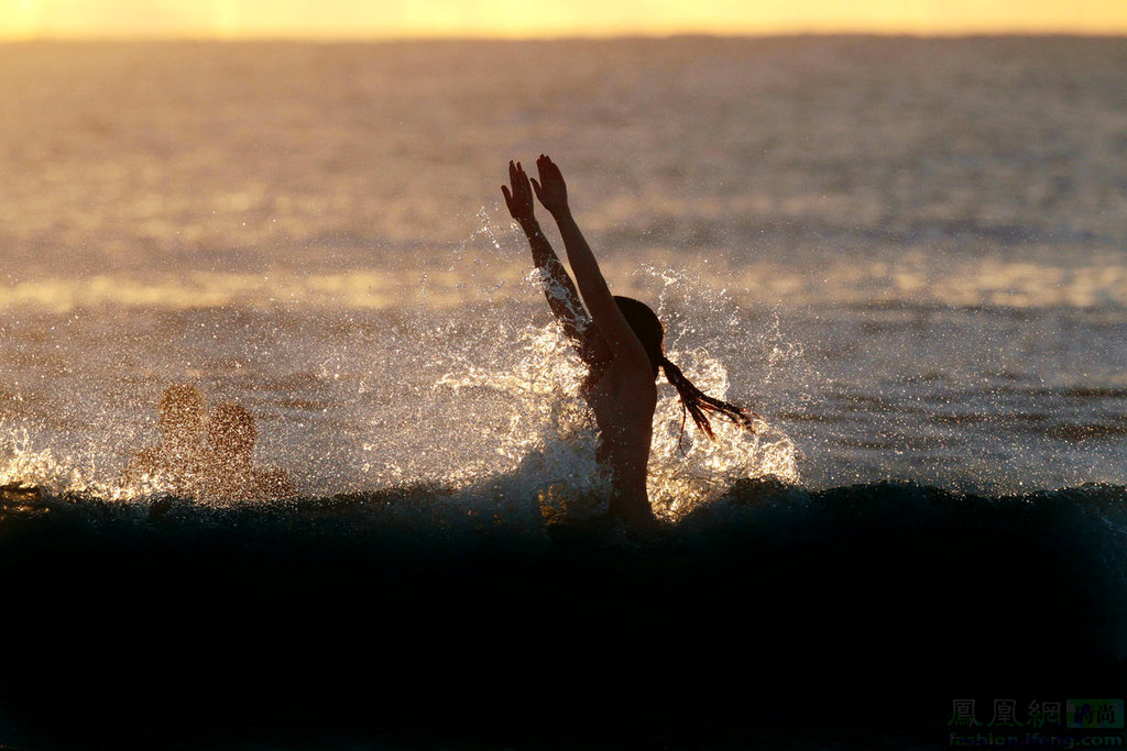 英国游泳选手潇洒登场，一路领先
