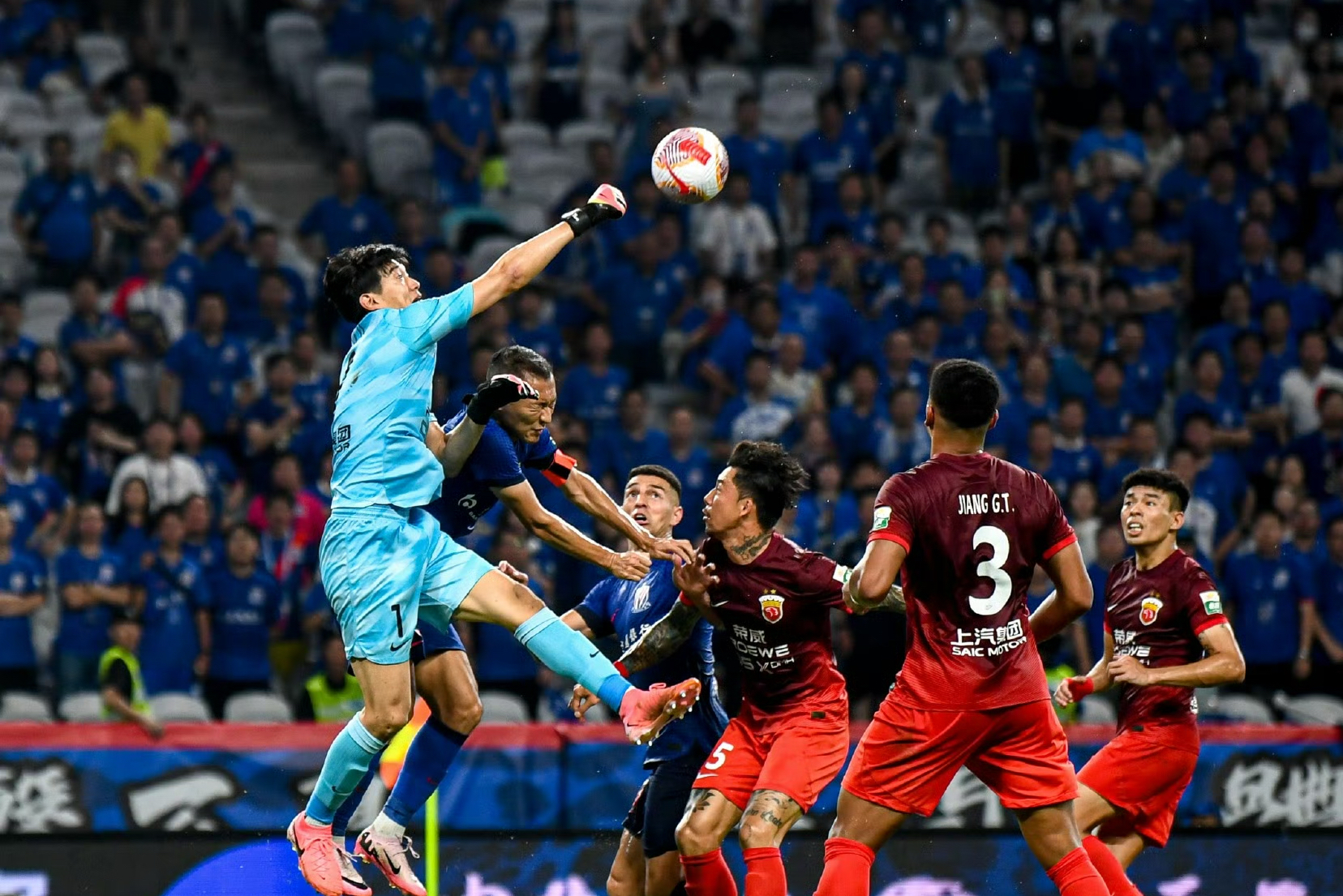 关于中超球员战术娴熟，灵活应对对手进攻的信息