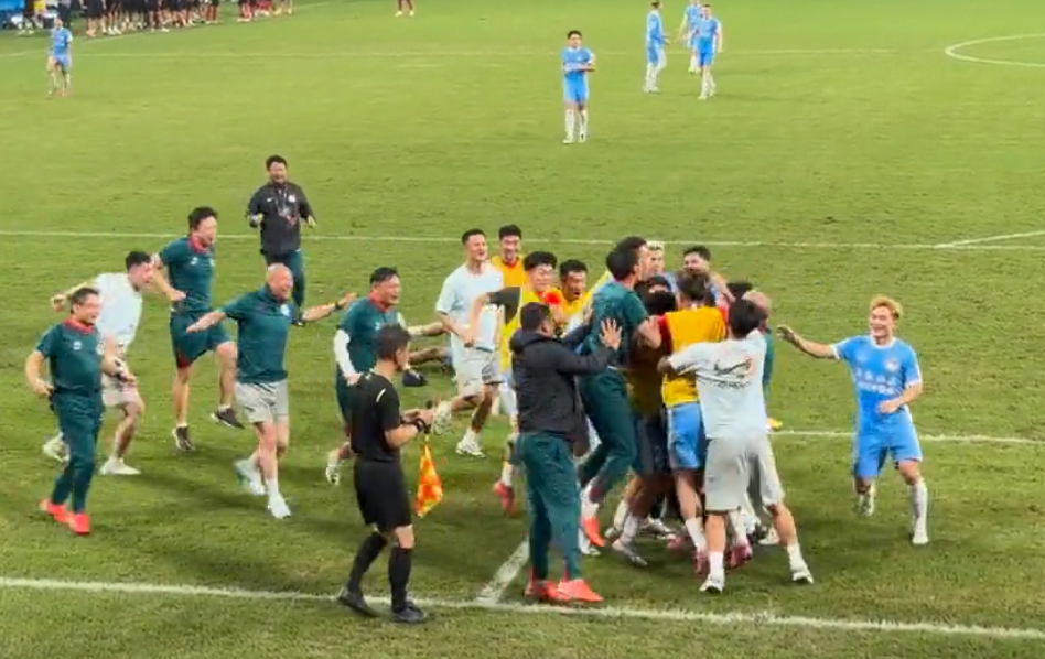 关于真情现场：球迷狂欢庆祝胜利的信息