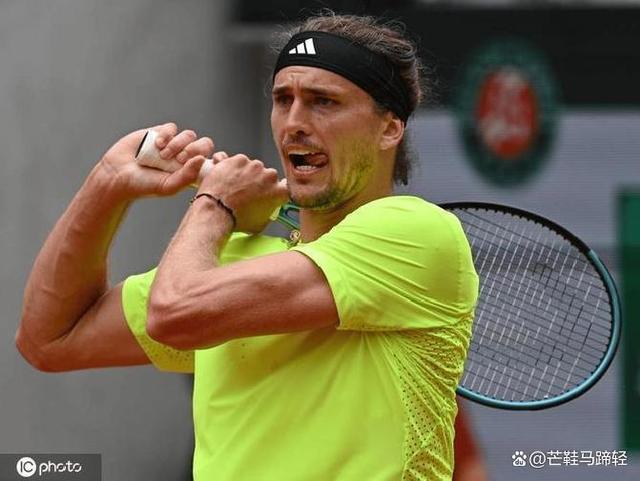 意大利网球队逆转英国网球队，兹维列夫统治全场的简单介绍