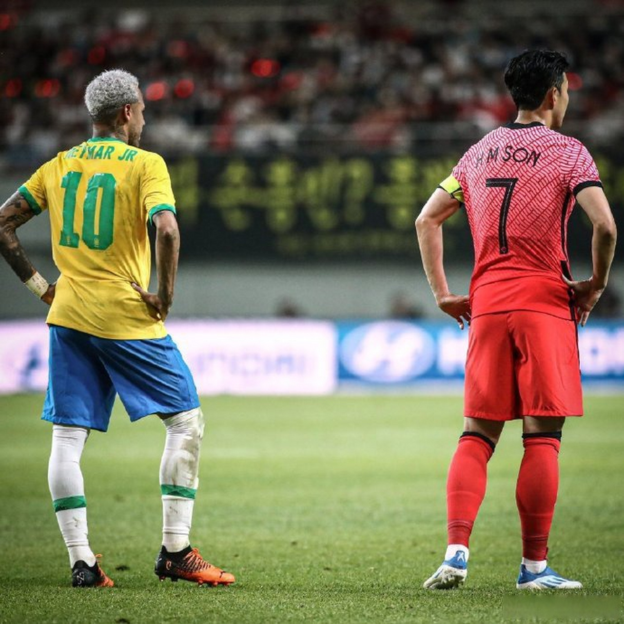 足球赛场：球员们全神贯注为胜利而战