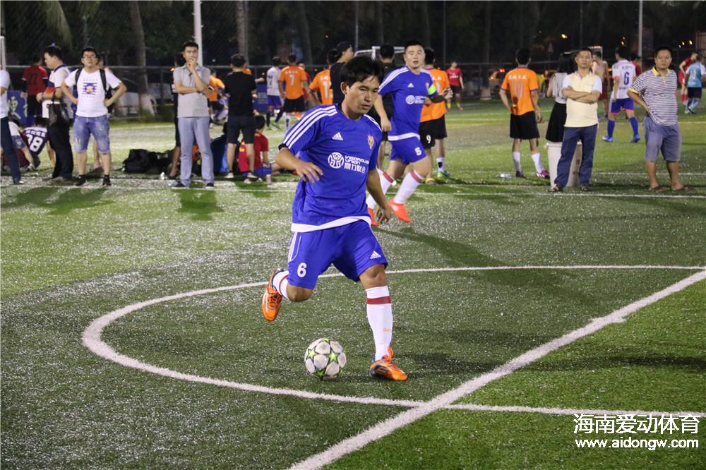 足球赛场：球员们全神贯注为胜利而战