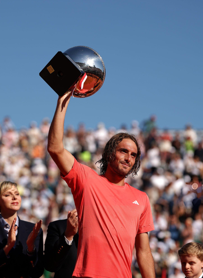 西班牙网球队力克法国网球队，西西帕斯爆发神勇的简单介绍