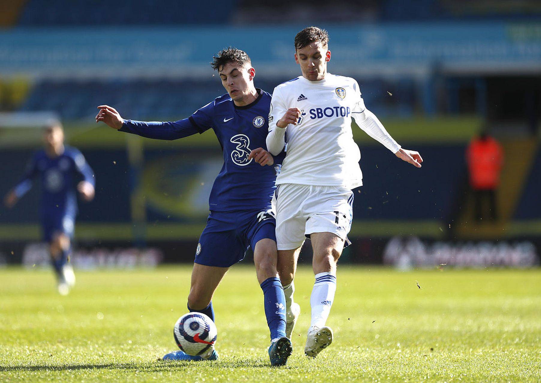 包含利兹联客场取胜，重回胜利的轨道的词条