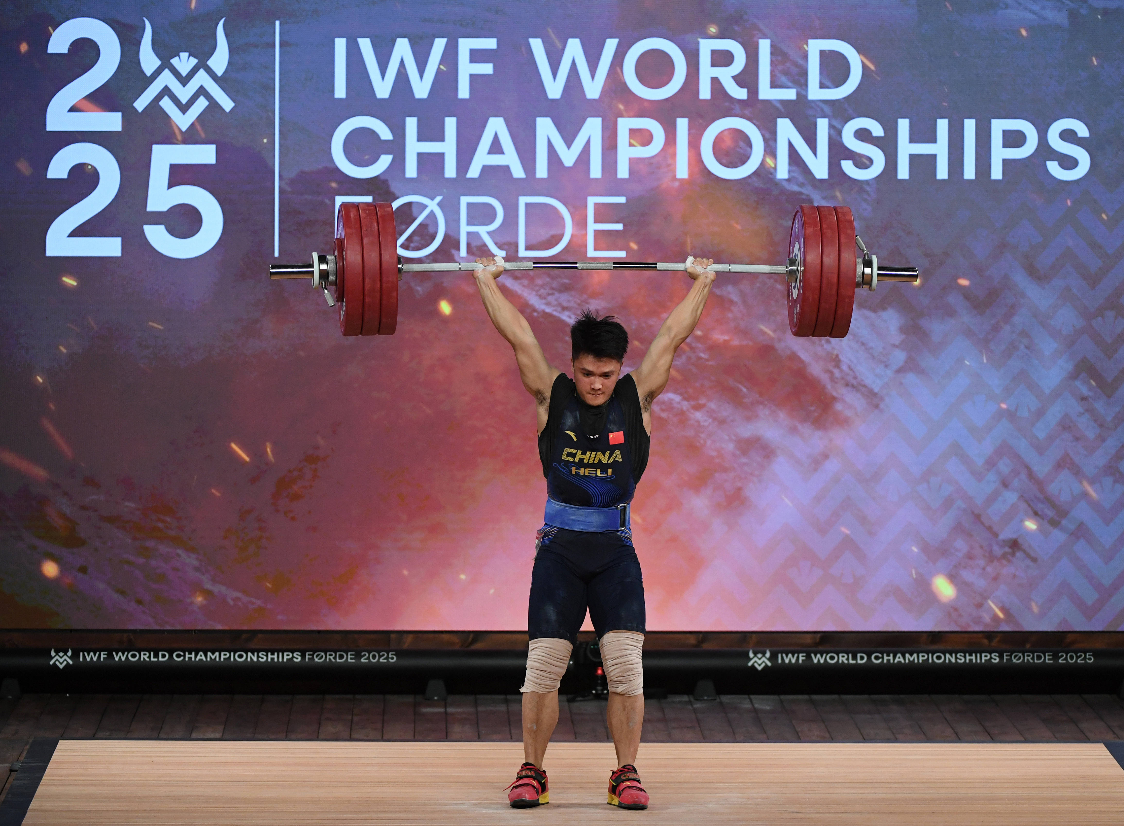 举重男子决赛，中国选手夺得金牌