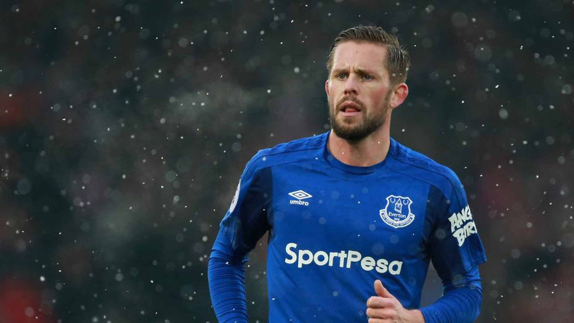 绿茵骑士横扫南海岸,德甲争冠暗战与篮球场的碾压哲学